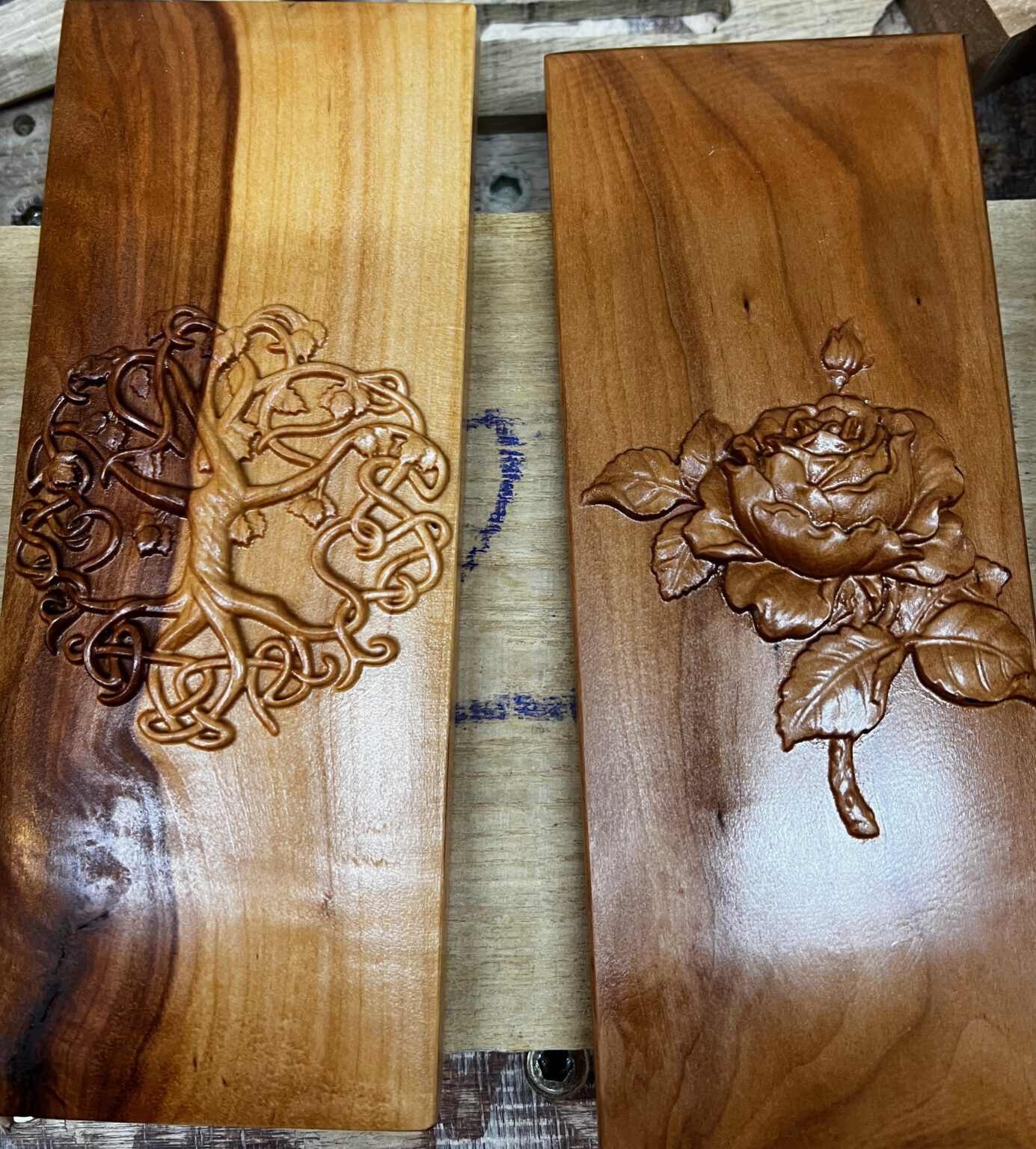 Stifteetui mit Ornamentmuster und geölter Oberfläche. Die veredelte Oberfläche schützt das Holz und bringt seine natürliche Schönheit zur Geltung – für den täglichen Gebrauch gemacht.