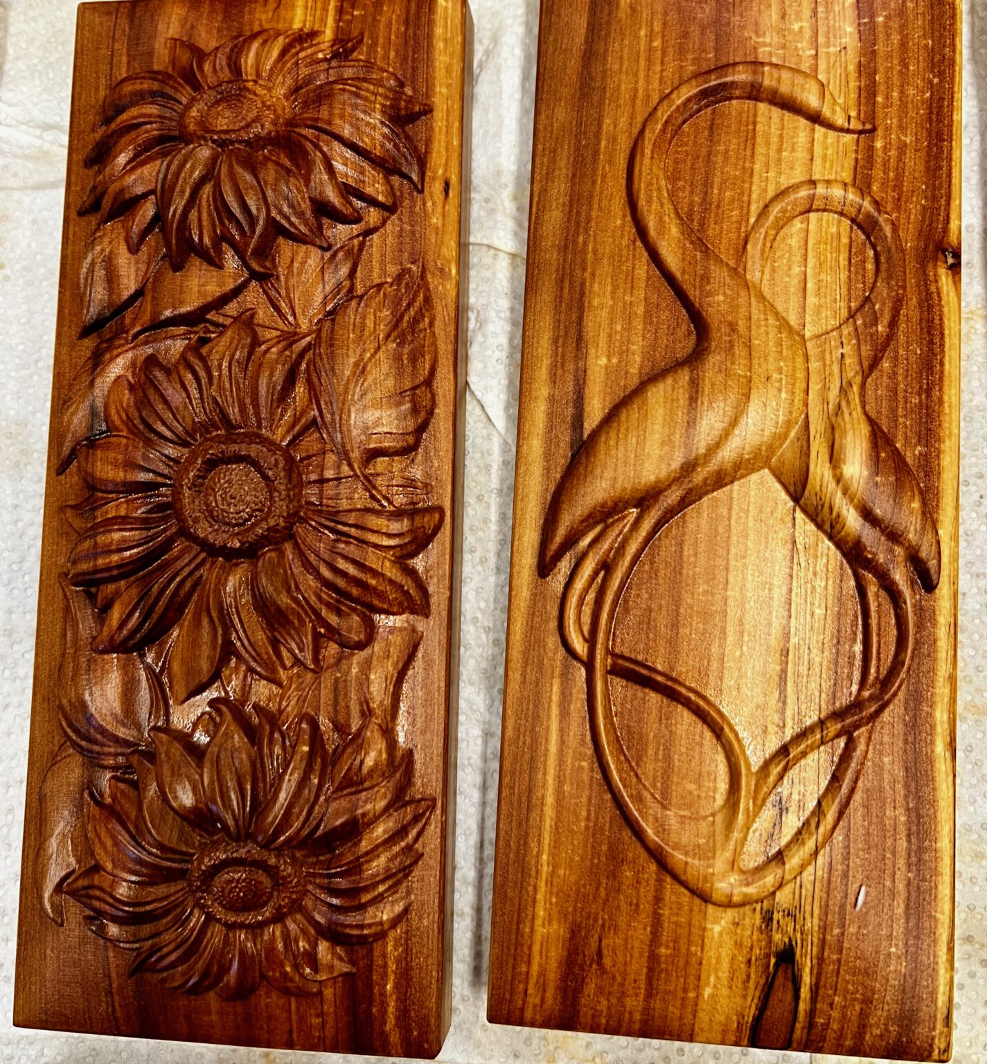 Holz-Stifteetui mit feinen Ornamenten und geschützter Oberfläche – elegant und langlebig
