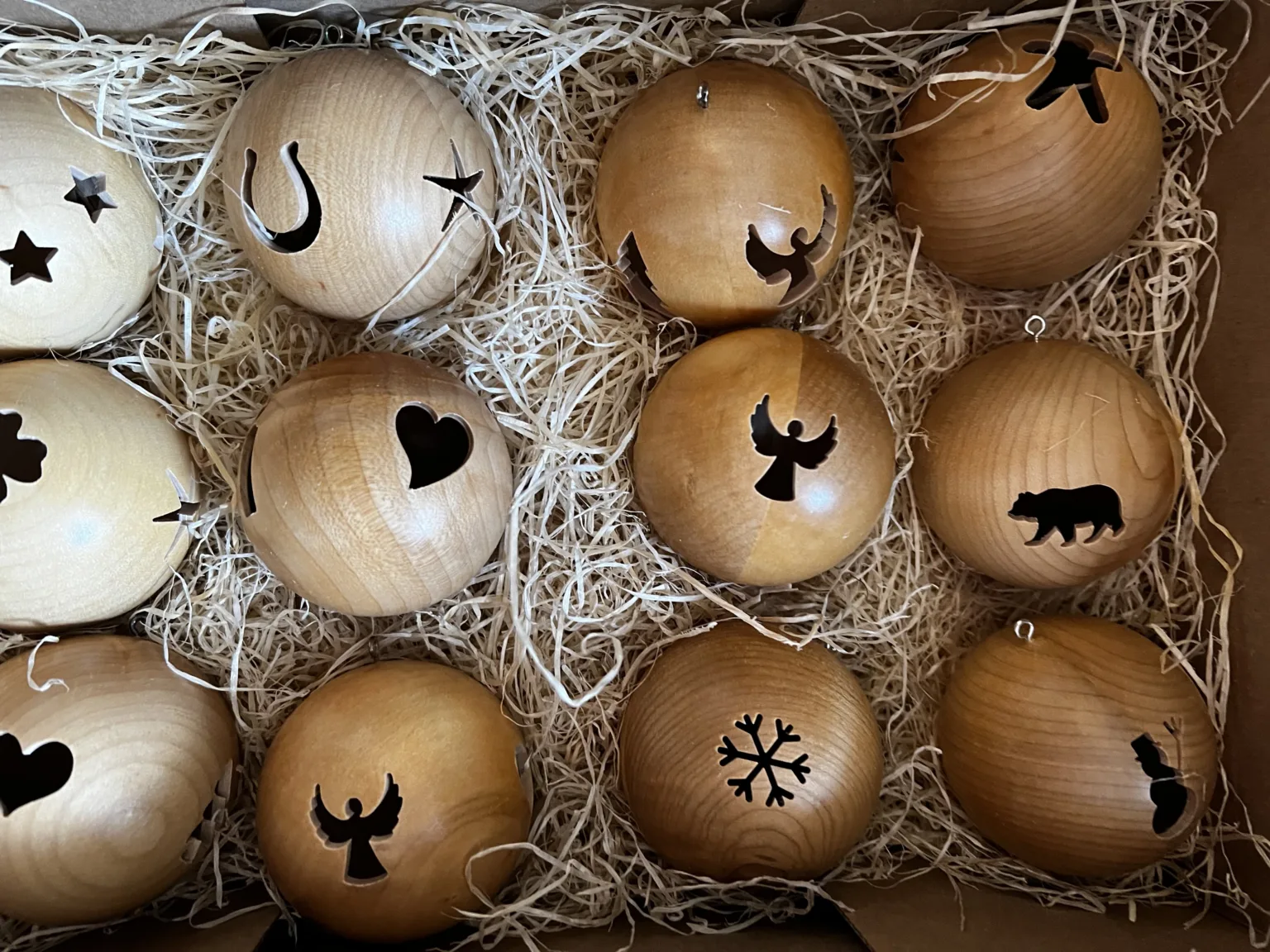 Weihnachtskugel aus Ahornholz – nachhaltig und in Handarbeit gefertigt