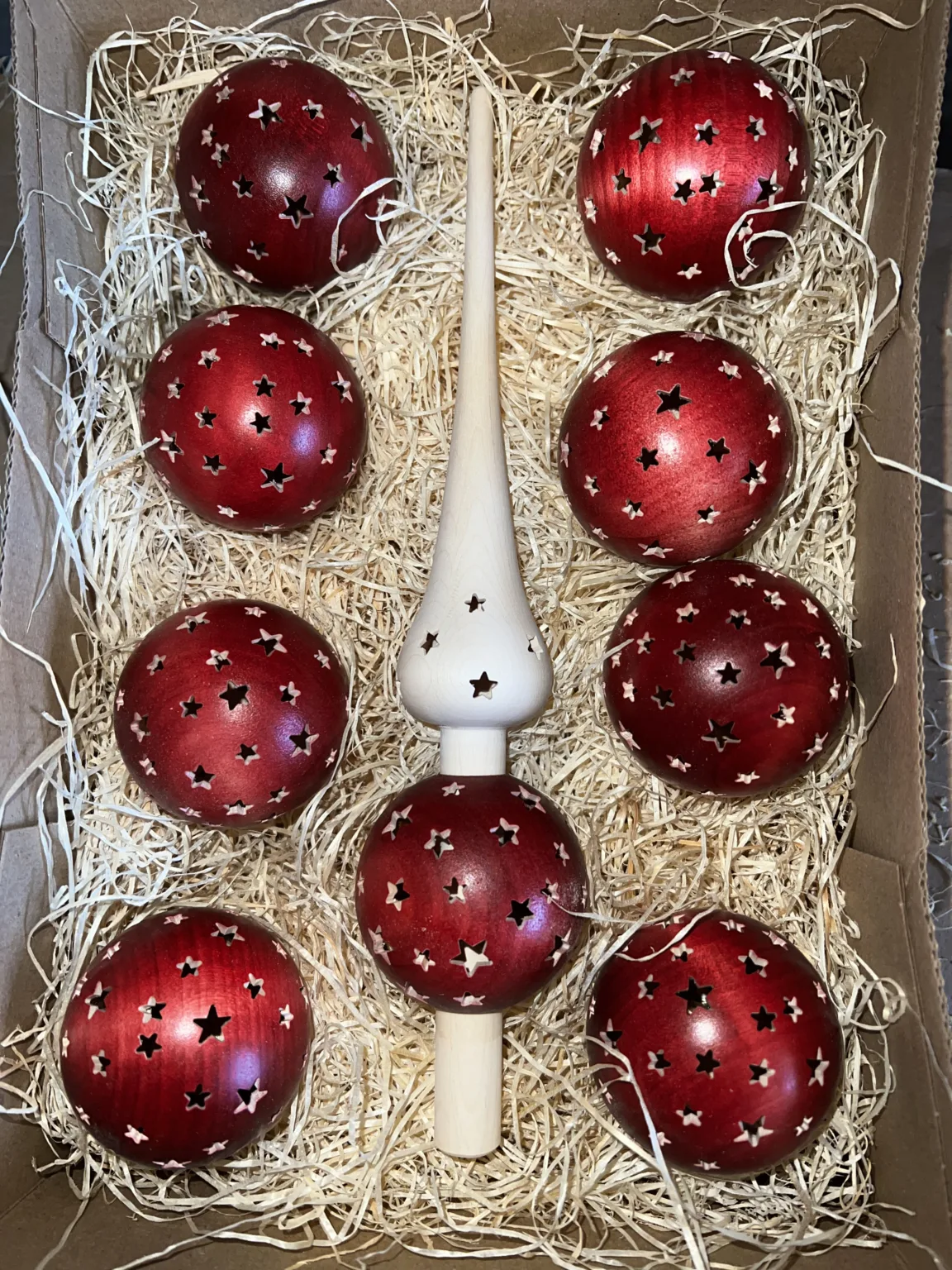 Rote Ahorkugeln mit Christbaumspitze