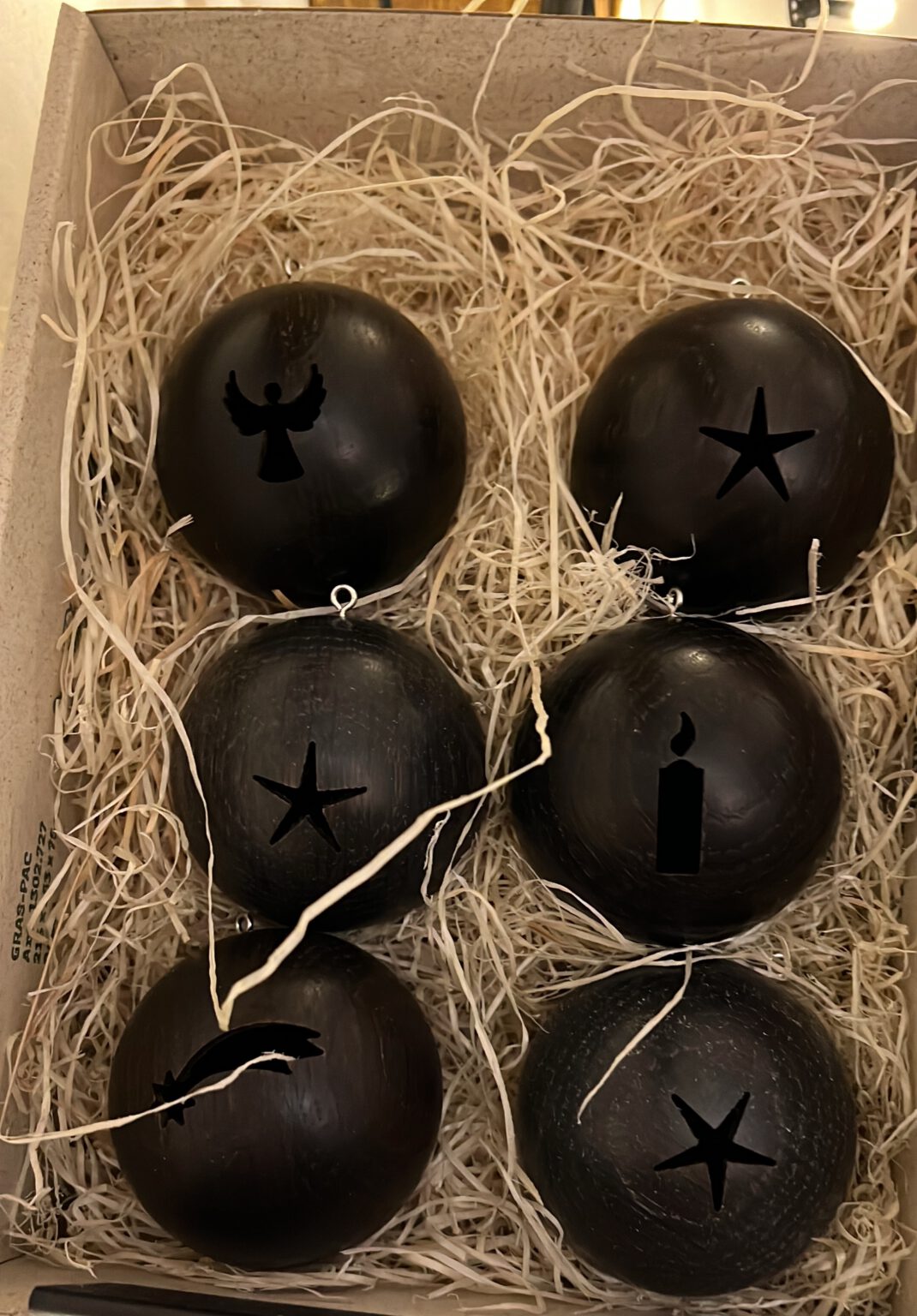 Handgefertigte Christbaumkugel aus Räuchereiche – sehr elegant, natürlich, nachhaltig