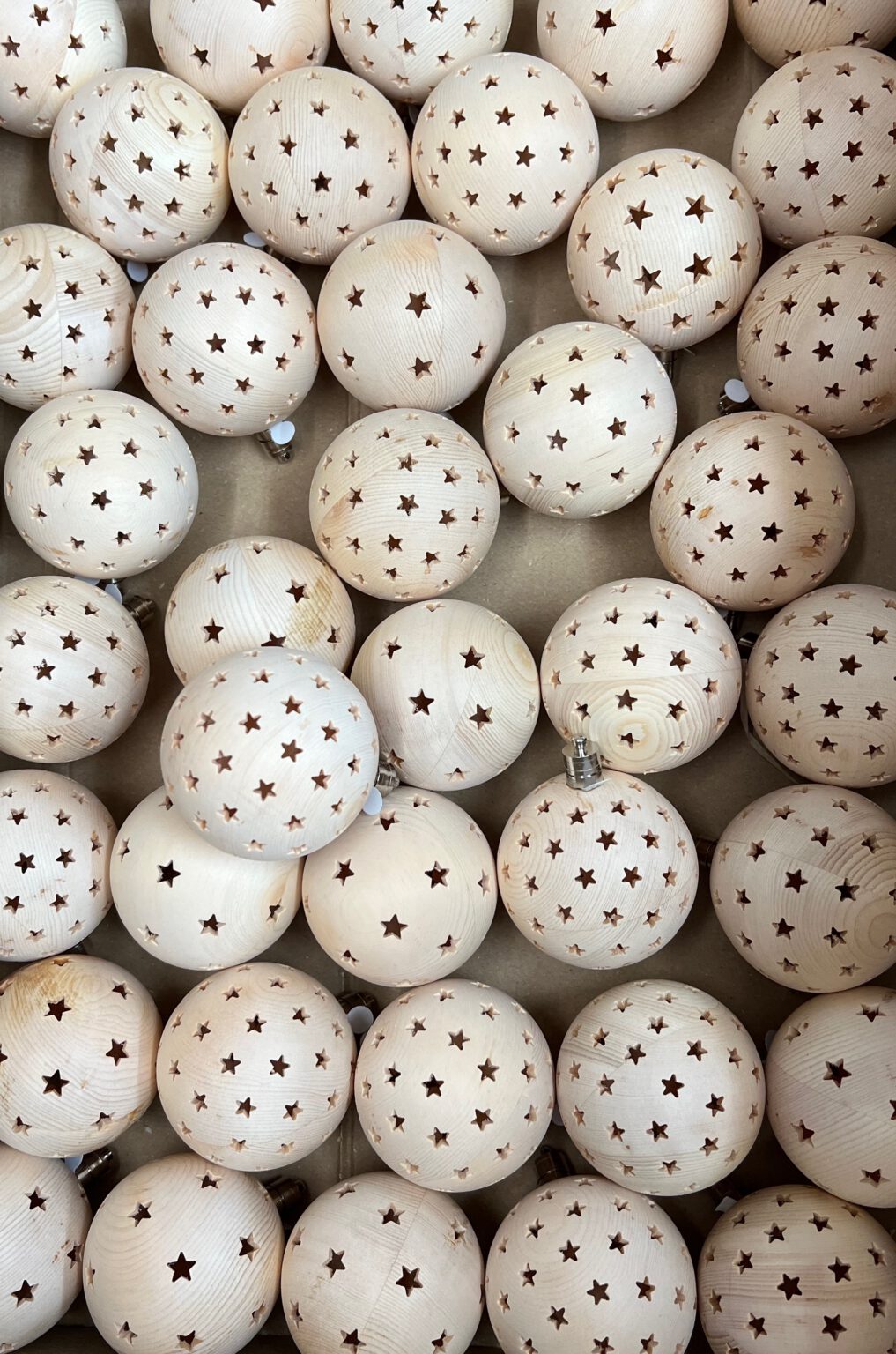 Christbaumkugel aus Zirbenholz mit stimmungsvoller Innenbeleuchtung – handgemacht und hohl