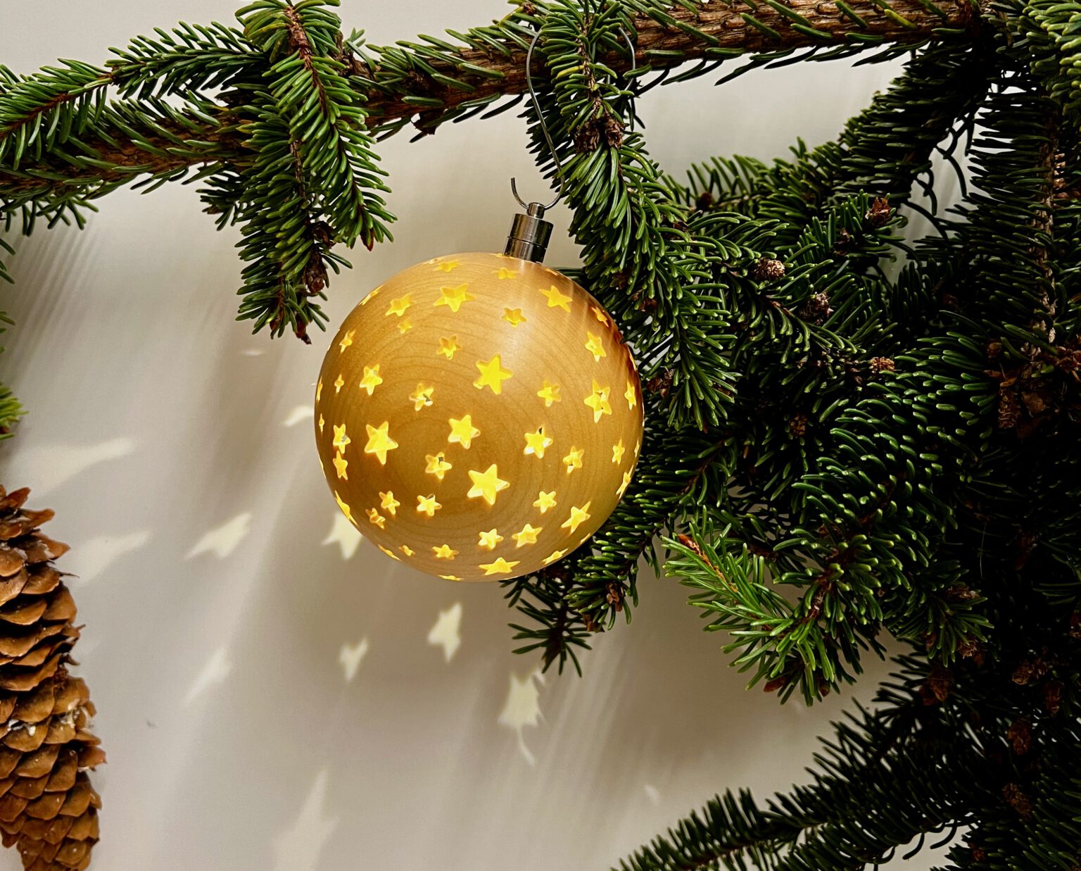 Weihnachtskugel aus Ahornholz mit sanftem Licht – nachhaltig und in Handarbeit gefertigt
