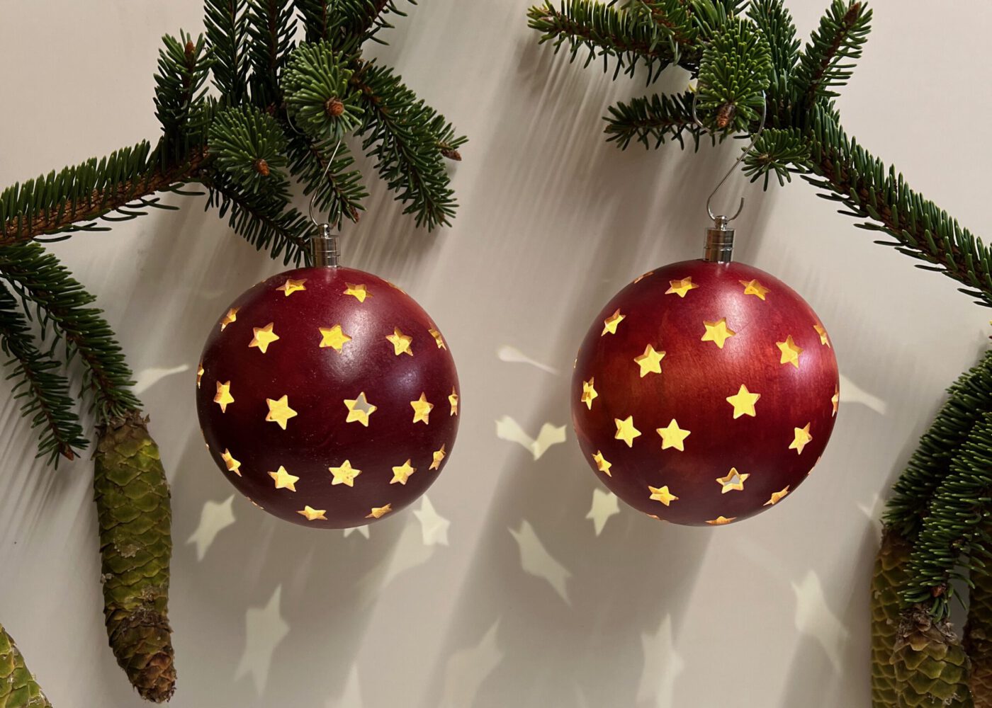 Christbaumkugel aus Ahornholz mit Licht