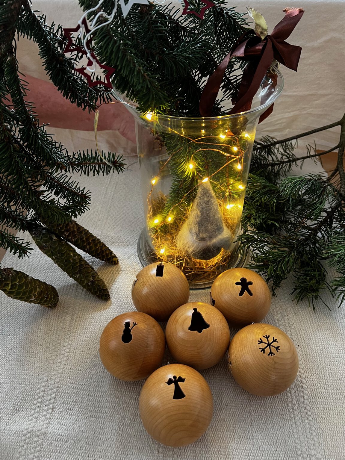 Handgefertigte Christbaumkugel aus Ahornholz – elegant, natürlich, nachhaltig