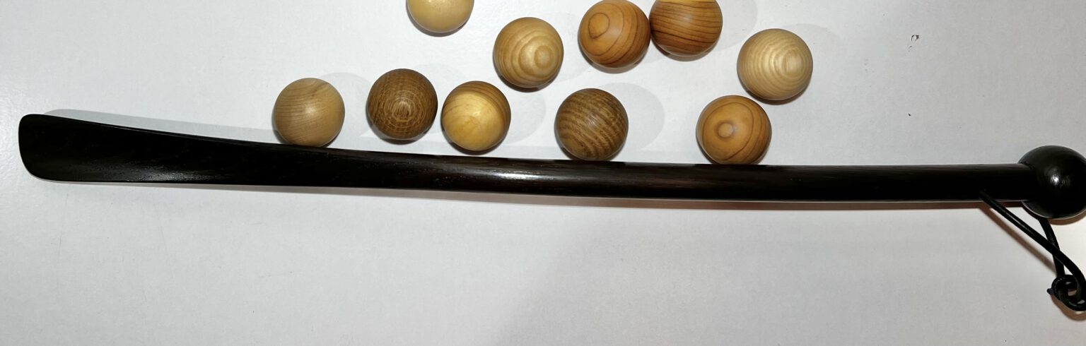 Schuhlöffel aus Räuchereiche mit eleganten Knauf – robust und funktional