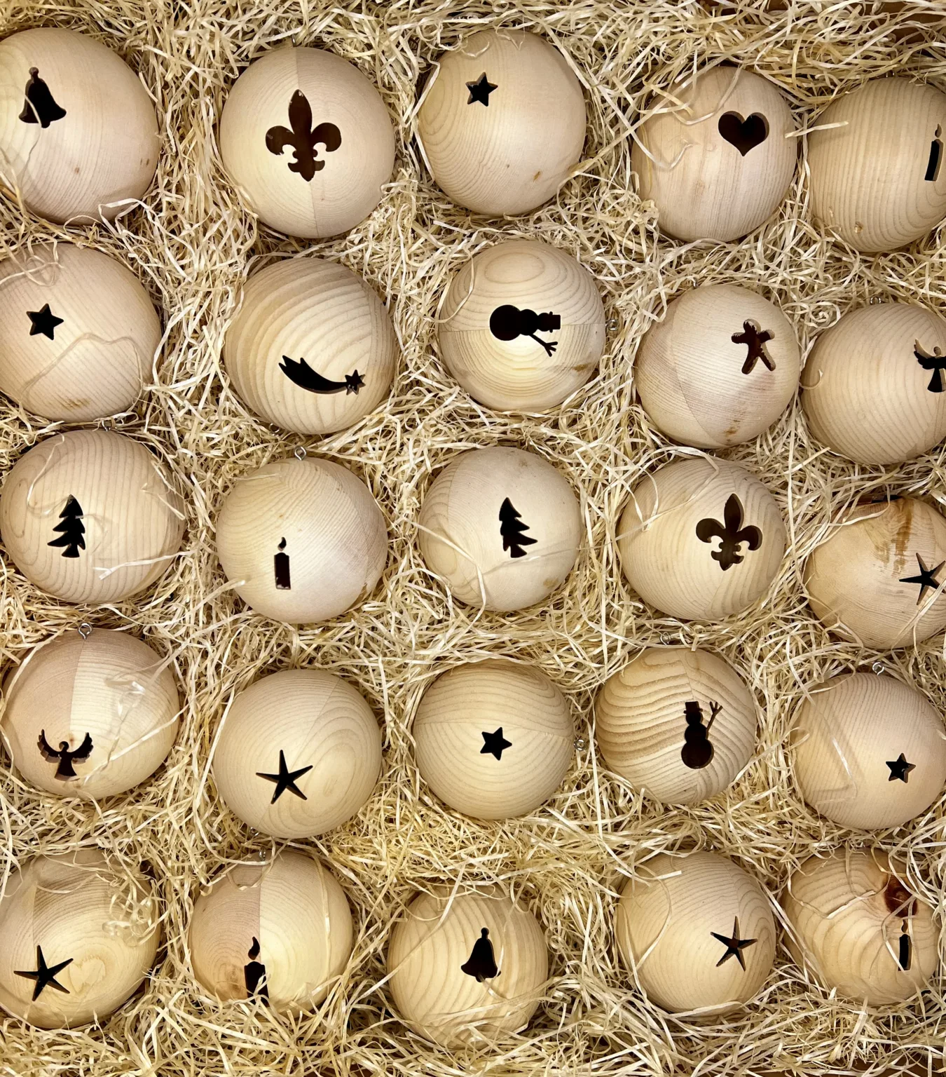Leichte Christbaumkugeln aus Zirbenholz – handgemacht und hohl für zarte Äste