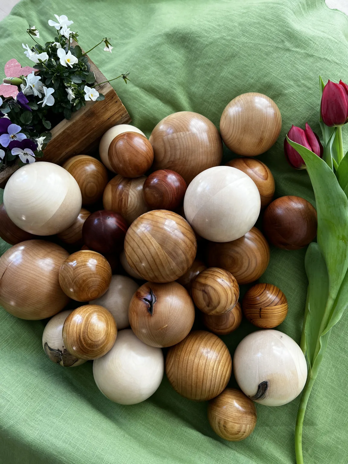 Holzkugeln aus Kirsche, Zwetschge und Ahorn in verschiedenen Größen